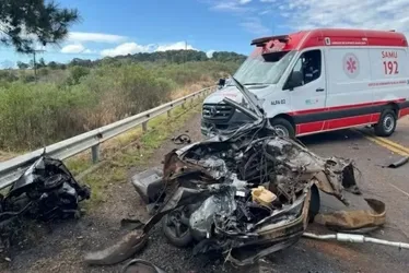Imagem ilustrativa da imagem Picape se parte ao meio, jovens são ejetados e morrem em acidente no Paraná