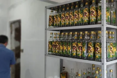 Imagem ilustrativa da imagem Sócios em fábrica clandestina de bebidas em San Martin vão para o Cotel
