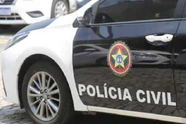 Imagem ilustrativa da imagem Polícia do RJ faz operação contra bebidas adulteradas com 21 mandados de apreensão
