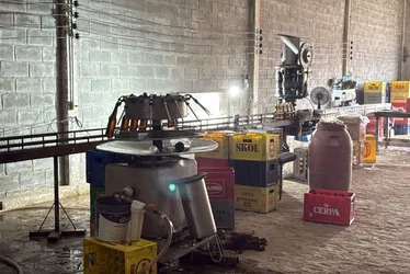 Imagem ilustrativa da imagem Polícia fecha fábrica de bebidas e apreende mais de 30 mil garrafas em Vitória-PE