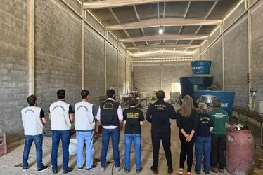 Imagem ilustrativa da imagem Polícia fecha fábrica de bebidas e apreende mais de 30 mil garrafas em Vitória-PE