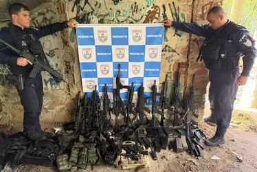 Imagem ilustrativa da imagem Polícia prende 14 milicianos e apreende 12 fuzis e granadas em operação no Rio de Janeiro