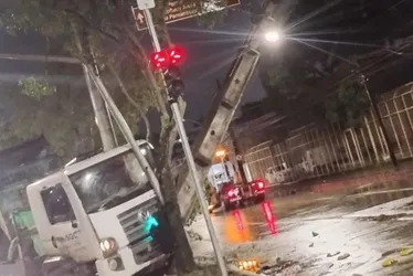 Imagem ilustrativa da imagem Poste de alta tensão cai e interdita Avenida Abdias de Carvalho nesta sexta-feira