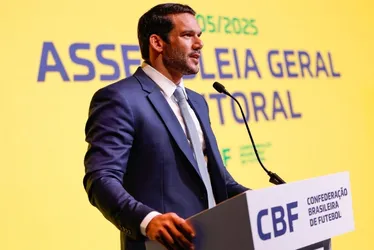 Imagem ilustrativa da imagem Presidente da CBF diz que mandou parar produção de camisa vermelha da seleção