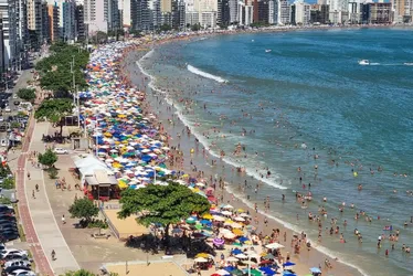 Imagem ilustrativa da imagem “Prévia do verão” lota praias de Guarapari