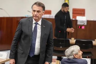 Imagem ilustrativa da imagem Defesa de Bolsonaro nega risco de fuga e pede a Moraes que revogue prisão