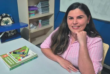 Imagem ilustrativa da imagem Professora do EJA de Guarapari fica entre as melhores do País com método inovador
