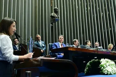 Imagem ilustrativa da imagem Raquel Lyra recebe homenagem do Senado por avanços de Pernambuco na alfabetização