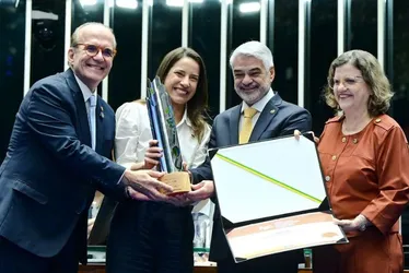 Imagem ilustrativa da imagem Raquel Lyra recebe homenagem do Senado por avanços de Pernambuco na alfabetização