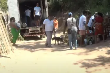 Imagem ilustrativa da imagem Reintegração de posse começa e famílias são obrigadas a deixar casas em Vila Velha