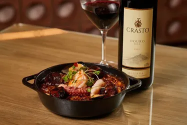 Imagem ilustrativa da imagem RioMar promove experiências com vinhos, pratos especiais e música nos restaurantes