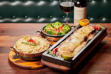 Imagem ilustrativa da imagem RioMar promove experiências com vinhos, pratos especiais e música nos restaurantes