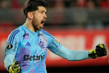 Imagem ilustrativa da imagem Rossi brilha nos pênaltis, Fla vence Estudiantes e vai à semi da Libertadores