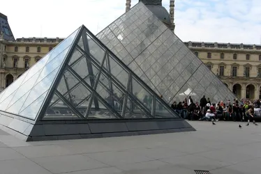 Imagem ilustrativa da imagem Roubo cinematográfico: o que se sabe sobre ataque que levou joias do Louvre