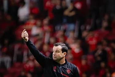 Imagem ilustrativa da imagem Saída de Daniel Paulista evidencia crise e indefinição no futuro do Sport