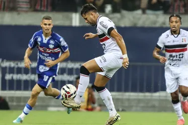 Imagem ilustrativa da imagem Santa Cruz sofre, resiste e canta alto: está na final da Série D