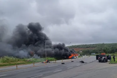 Imagem ilustrativa da imagem Segundo ônibus é incendiado na Serra após morte de suspeito em confronto com a PM