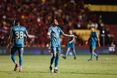 Imagem ilustrativa da imagem Sport supera gols anulados, bate o Corinthians e vence 1ª como mandante