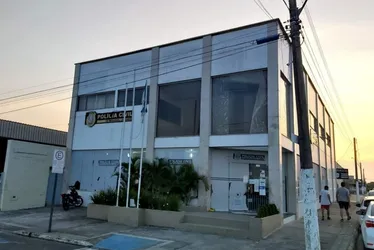 Imagem ilustrativa da imagem Homem se entrega à equipe da Guarda durante prisão de mulher em Linhares