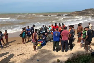 Imagem ilustrativa da imagem Tio e sobrinho morrem afogados em praia no Sul do ES