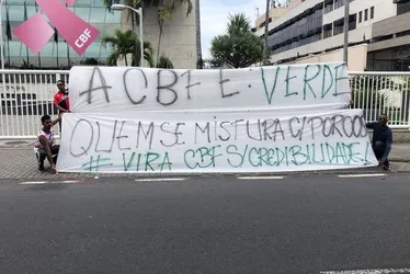 Imagem ilustrativa da imagem Torcida do Flamengo protesta antes de clássico contra Palmeiras: 'CBF é verde'