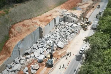 Imagem ilustrativa da imagem Trecho da BR-101 fica totalmente interditado para corte de rochas na Serra