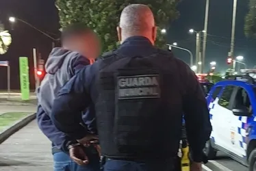 Imagem ilustrativa da imagem Trio é detido com carro roubado de motorista por aplicativo