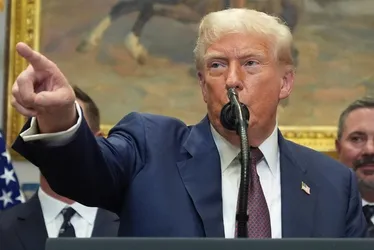 Imagem ilustrativa da imagem Trump envia navios de guerra para Venezuela por promessa de combate às drogas