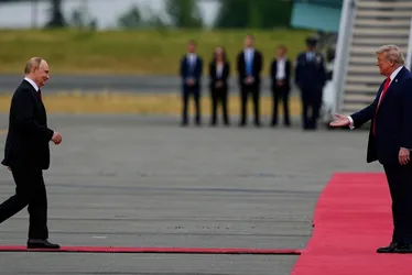 Imagem ilustrativa da imagem Trump recebe Putin com tapete vermelho e show militar no Alasca