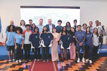 Imagem ilustrativa da imagem Uniforme vai mudar para 200 mil alunos da rede estadual a partir de 2026