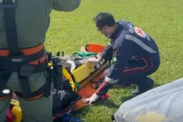 Imagem ilustrativa da imagem VÍDEO | Bombeiro cai ao saltar de base jump e precisa ser resgatado no Sul do ES