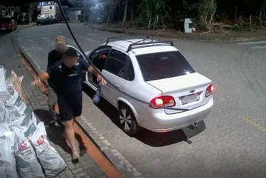 Imagem ilustrativa da imagem VÍDEO | Homem é preso após assaltar motorista de aplicativo em Cariacica