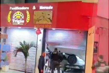 Imagem ilustrativa da imagem VÍDEO: Homem invade padaria da ex-esposa com carro e promove quebradeira