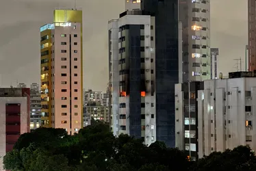 Imagem ilustrativa da imagem VÍDEO: Incêndio atinge prédio residencial no Bairro do Espinheiro, no Recife