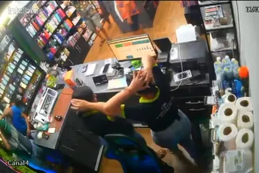 Imagem ilustrativa da imagem VÍDEOS: Bandidos assaltam loja de celular em Feira Nova. Prejuízo de R$ 50 mil