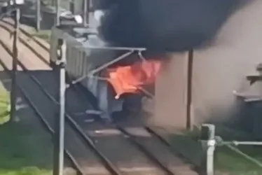 Imagem ilustrativa da imagem VÍDEOS: Incêndio em trem paralisa Linha Centro do Metrô do Recife neste sábado (25)