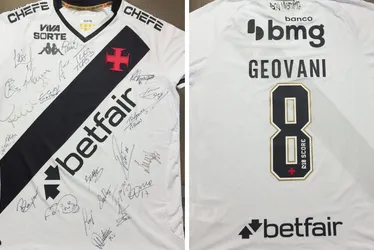 Imagem ilustrativa da imagem Vasco presenteia Geovani com camisa autografada pelo elenco