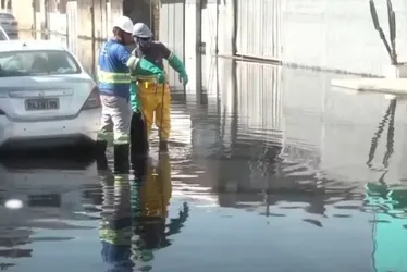 Imagem ilustrativa da imagem Vazamento de esgoto toma rua e deixa moradores ilhados em Vila Velha