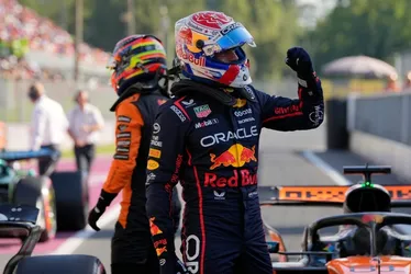 Imagem ilustrativa da imagem Verstappen frustra McLaren e Ferrari e festeja volta mais rápida da história