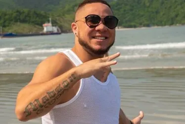 Imagem ilustrativa da imagem Vídeo: Madson, ex-jogador do Santos, dá ‘voadora’ e evita roubo de cliente em sua barbearia; veja