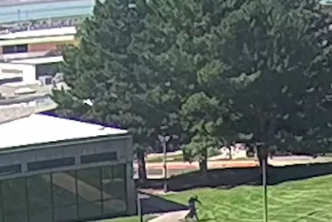 Imagem ilustrativa da imagem Vídeo mostra suspeito de assassinar Charlie Kirk pulando de telhado