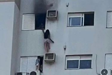Imagem ilustrativa da imagem Vídeo: mulher se pendura em ar-condicionado no 12º andar para salvar mãe e criança de incêndio