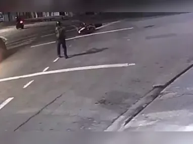 Imagem ilustrativa da imagem Adolescente é baleado após tentar assaltar policial aposentado no trânsito de SP