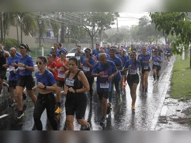 Henrique da Silva Lourenço se prepara para participar da Corrida Tribuna Ruas da Cidade, no dia 9 de novembro