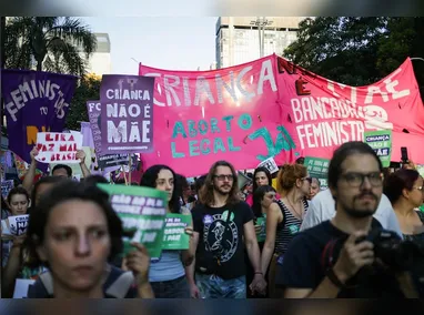 Ônibus tomba na BR-423, no Agreste de Pernambuco, e deixa mortos e feridos