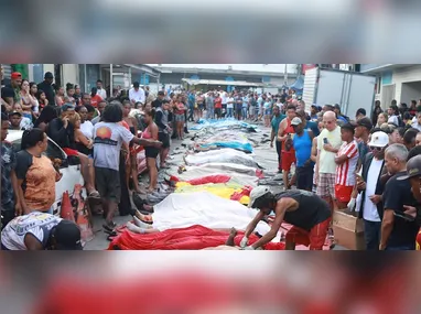 Corpos foram levados de mototáxi por moradores e presidentes da associação de moradores para a rua