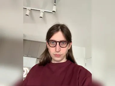 Na residência da mulher, policiais disseram ter encontrado o local "em condições insalubres, com paredes sujas, roupas rasgadas e sem estrutura adequada para crianças"