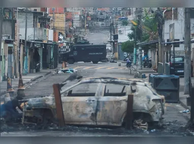 Moradores do Complexo da Penha levaram na madrugada mais de 50 corpos para a praça São Lucas, na comunidade
