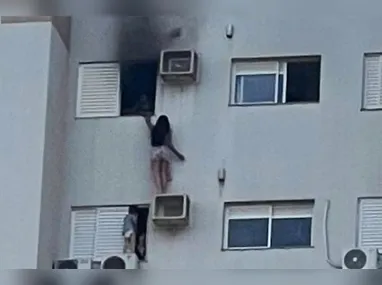 Imagem ilustrativa da imagem Advogada que se pendurou no 12º andar para salvar família de incêndio está em estado gravíssimo