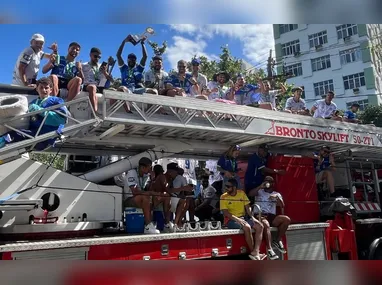 Imagem ilustrativa da imagem Vitória comemora o título da Copa ES 2025 com carreata na capital